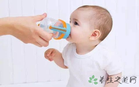 宝宝发烧喝什么水